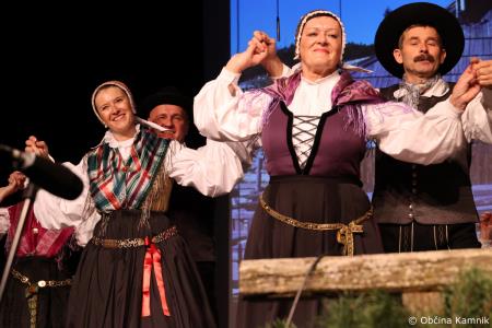 Ples in glasba izpod kamniških planin v izvedbi Folklorne skupine Kamnik in njihovih prijateljev  (82)